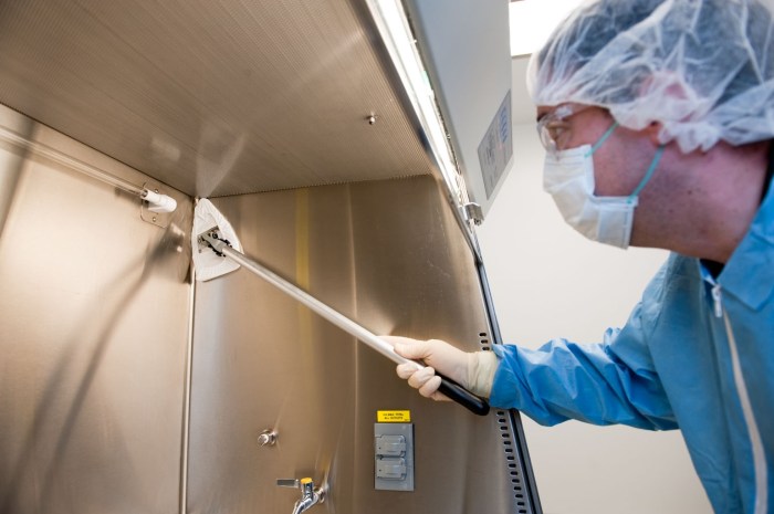 How to clean a vertical laminar flow hood